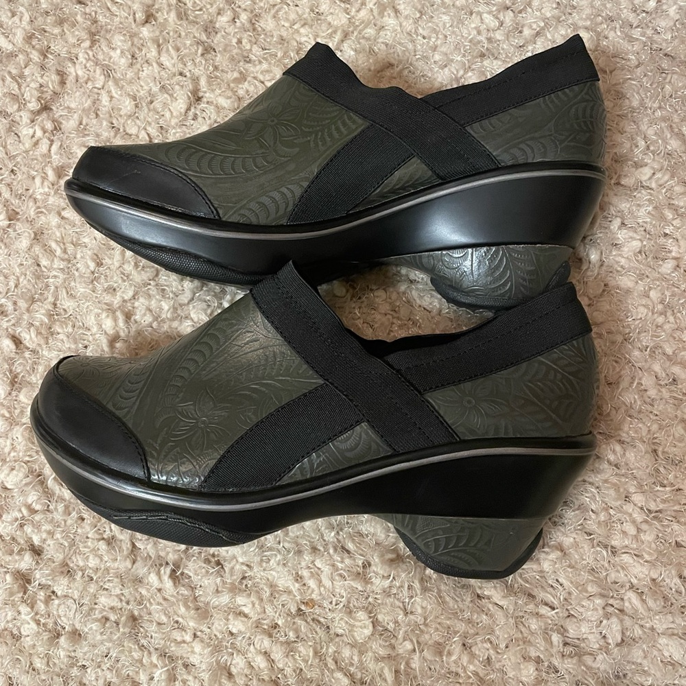EUC! Jambu Embossed Leather Comfort Sport Wedge Black and Green Slip-On Clogs - Picture 10 of 11